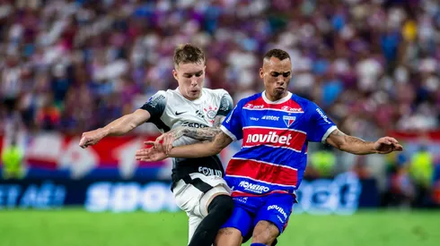 Breno Lopes jogador do Fortaleza disputa lance com Charles jogador do Corinthians durante partida no estádio Arena Castelão pelo campeonato Copa Sul-Americana 2024. Foto: Pedro Chaves/AGIF