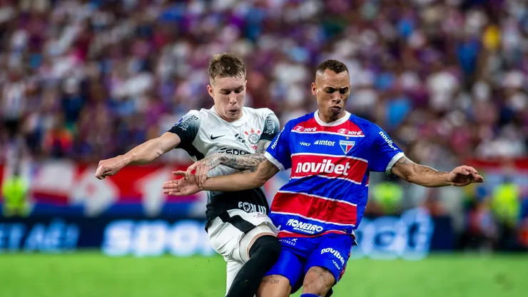 Breno Lopes jogador do Fortaleza disputa lance com Charles jogador do Corinthians durante partida no estádio Arena Castelão pelo campeonato Copa Sul-Americana 2024. Foto: Pedro Chaves/AGIF