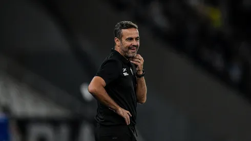 Artur Jorge técnico do Botafogo durante partida contra o Palmeiras no estádio Engenhão pelo campeonato Brasileiro A 2024. Foto: Thiago Ribeiro/AGIF