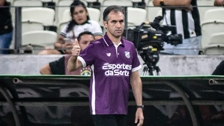 Léo Condé durante partida do Ceará, contra o Vila Nova, na Arena Castelão.