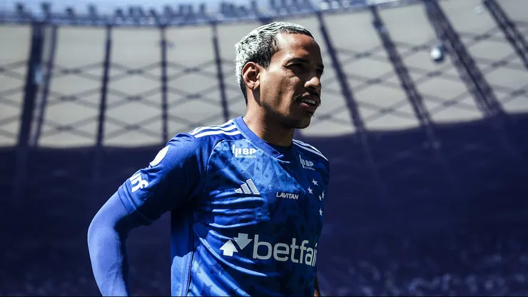Foto: Gustavo Aleixo/Cruzeiro - Matheus Pereira durante confronto contra o Atlético-GO no Campeonato Brasileiro de 2024.