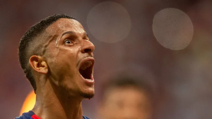 Luciano Juba jogador do Bahia comemora seu gol com jogadores do seu time durante partida contra o Vitoria no estadio Arena Fonte Nova pelo campeonato Brasileiro A 2024.