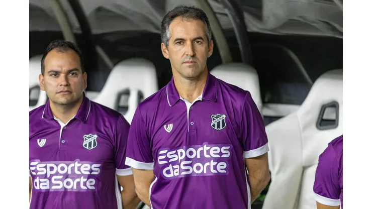 Léo Condé durante confronto contra o Vila Nova na Série B 2024.