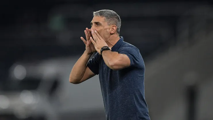 Vojvoda, técnico do Fortaleza, durante partida contra o Botafogo no Nilton Santos, pelo Campeonato Brasileiro.