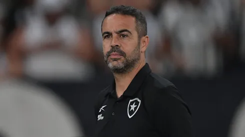 Artur Jorge, técnico do Botafogo, durante partida contra o Atletico-MG no Nilton Santos, pelo Campeonato Brasileiro.