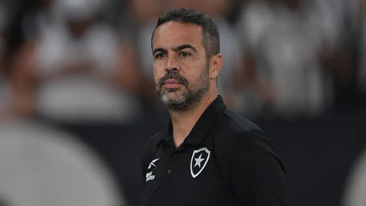 Artur Jorge, técnico do Botafogo, durante partida contra o Atletico-MG no Nilton Santos, pelo Campeonato Brasileiro.