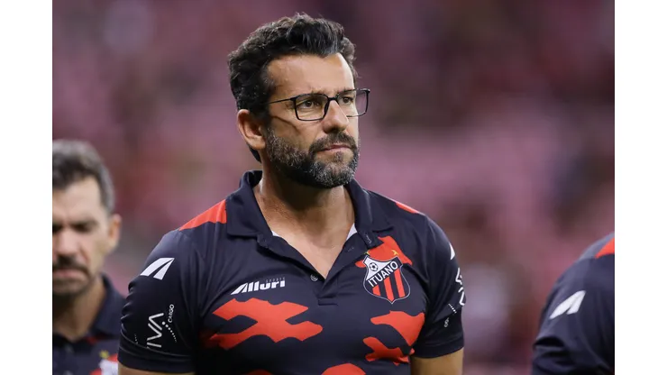 Alberto Valentim durante confronto contra o Sport na Série B 2024.