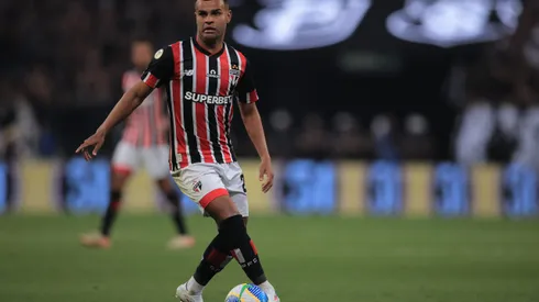 Alisson durante confronto contra o Corinthians no Campeonato Brasileiro de 2024.