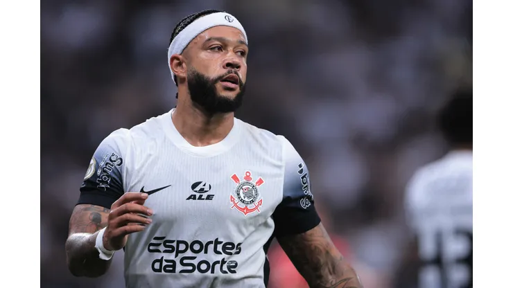 Depay durante confronto contra o Atlético-GO no Campeonato Brasileiro de 2024.