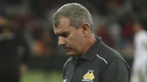 Cláudio Tencati, técnico do Criciúma, durante partida contra o Athletico-PR na Ligga Arena, pelo Campeonato Brasileiro.
