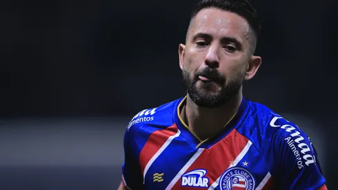Everton Ribeiro durante confronto contra o Palmeiras no Brasileirão 2024.