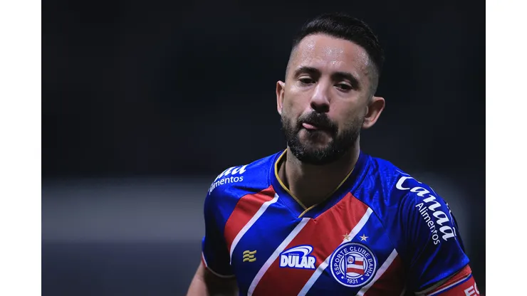 Everton Ribeiro durante confronto contra o Palmeiras no Brasileirão 2024.