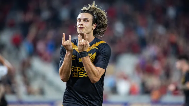 Canobbio, jogador do Athletico-PR, comemora seu gol durante partida contra o Fortaleza na Ligga Arena, pelo Campeonato Brasileiro.