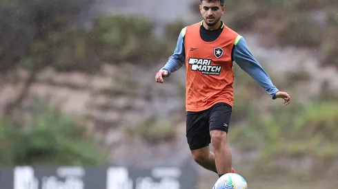 Foto: Vitor Silva/Botafogo – El Arouch durante treinamento do Botafogo.