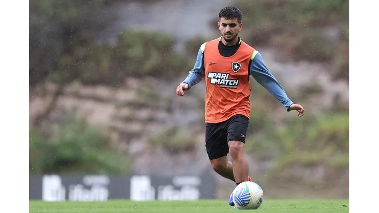 Foto: Vitor Silva/Botafogo - El Arouch durante treinamento do Botafogo.