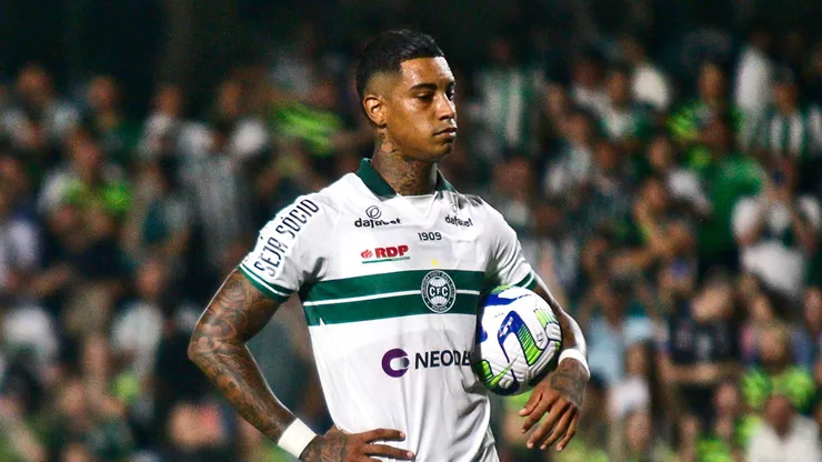 Alef Manga jogador do Coritiba durante partida contra o Sport (Foto: Gabriel Machado/AGIF)