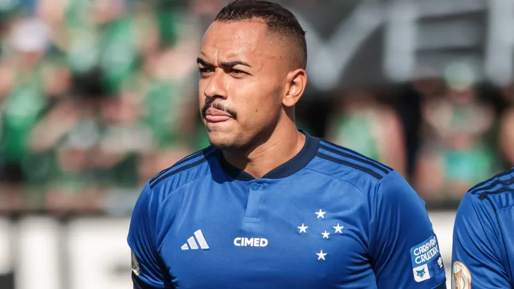 Rafael Elias jogador do Cruzeiro durante execucao do hino nacional antes da partida contra o Coritiba no estadio Durival de Britto pelo campeonato Brasileiro A 2023. Atacante pode render grana ao clube