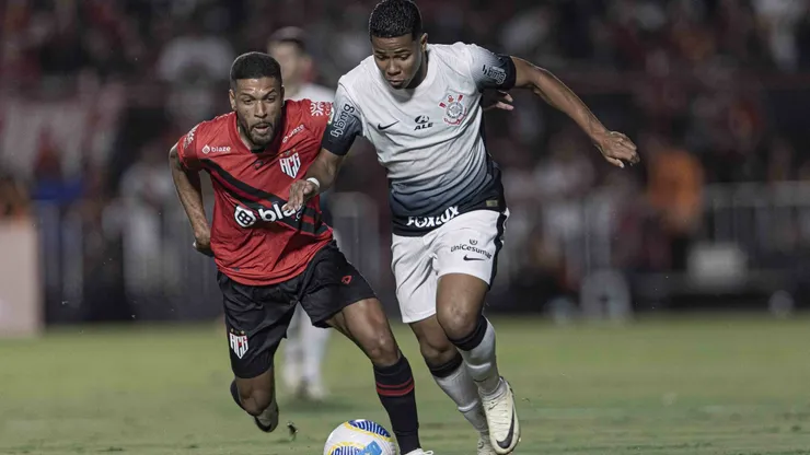 Rhaldney jogador do Atlético-GO disputa lance com Wesley jogador do Corinthians durante partida no estádio Antônio Accioly pelo campeonato Brasileiro A 2024. Foto: Heber Gomes/AGIF