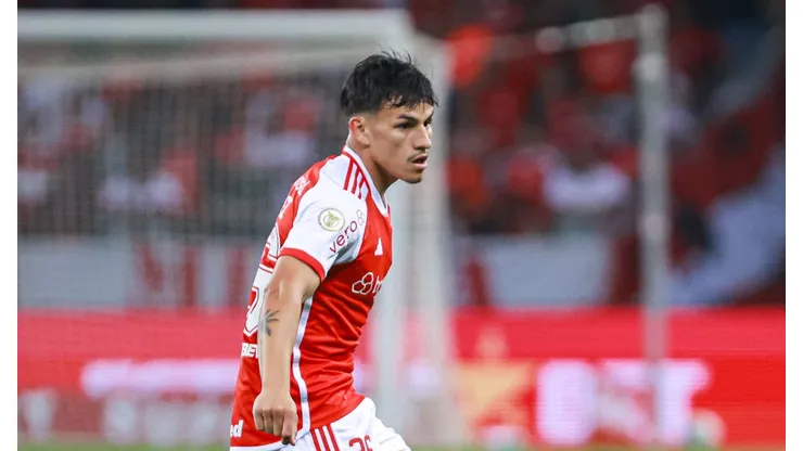 Bernabei jogador do Internacional durante partida contra o Fortaleza no estadio Beira-Rio pelo campeonato Brasileiro A 2024.