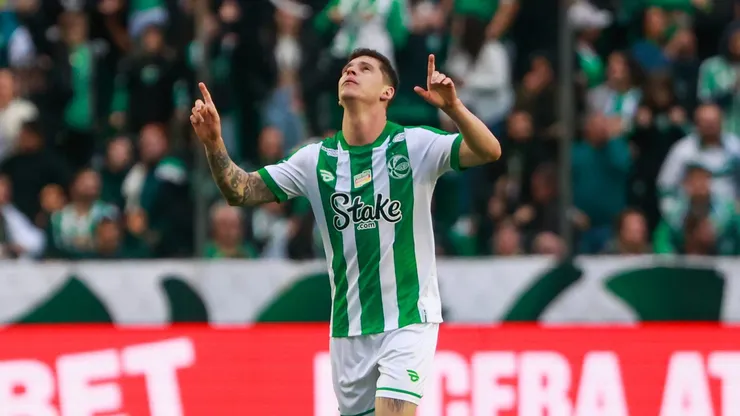 Ronaldo, jogador do Juventude, comemorando seu gol na partida contra o Fluminense, no Alfredo Jaconi, pelo Campeonato Brasileiro.