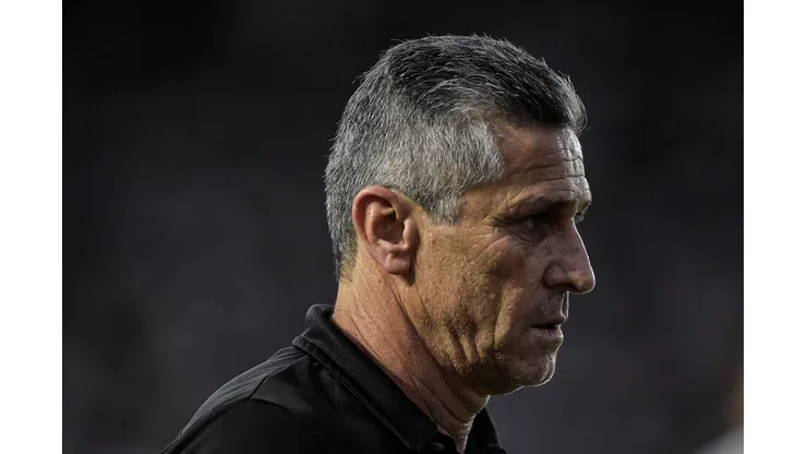 Jorginho durante confronto contra o Criciúma na Série B de 2022.