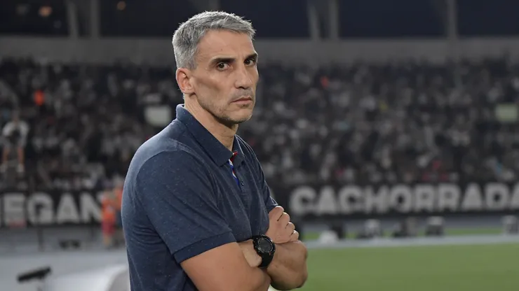 Juan Vojvoda técnico do Fortaleza durante partida contra o Botafogo no estádio Engenhão pelo campeonato Brasileiro A 2024. Foto: Thiago Ribeiro/AGIF