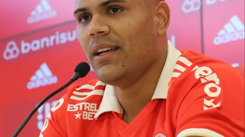 Foto: Ricardo Duarte/Internacional – Mikael durante coletiva de apresentação no Internacional em 2022.