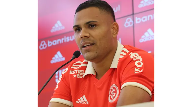 Foto: Ricardo Duarte/Internacional - Mikael durante coletiva de apresentação no Internacional em 2022.