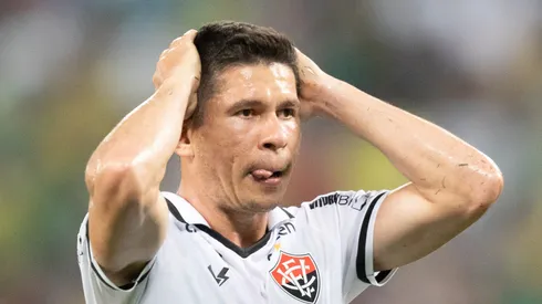 Osvaldo recebe atualização de última hora no Vitória (Foto: Gil Gomes/AGIF)