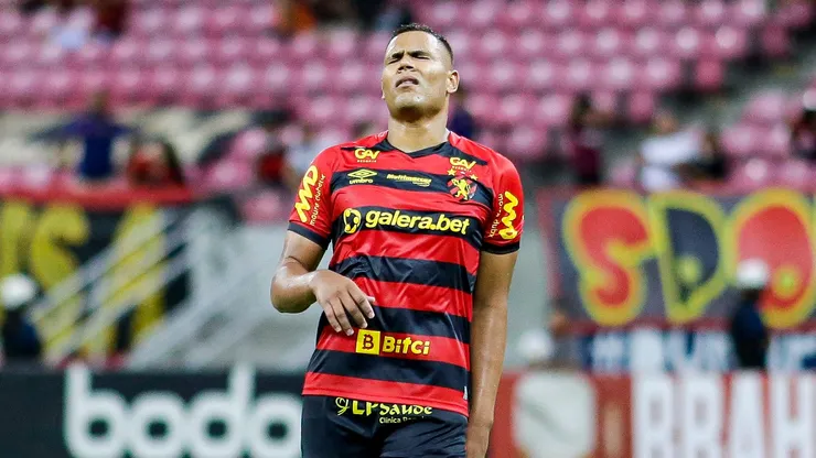 Mikael, ex-jogador do Sport, lamenta chance perdida durante partida contra o Athletico-PR, na Arena Pernambuco, pelo Campeonato Brasileiro da Série A de 2021.