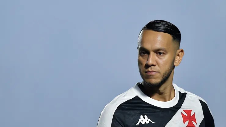 Souza jogador do Vasco durante partida contra o Bragantino no estádio São Januário pelo campeonato Brasileiro A 2024. Volante vive drama na Colina