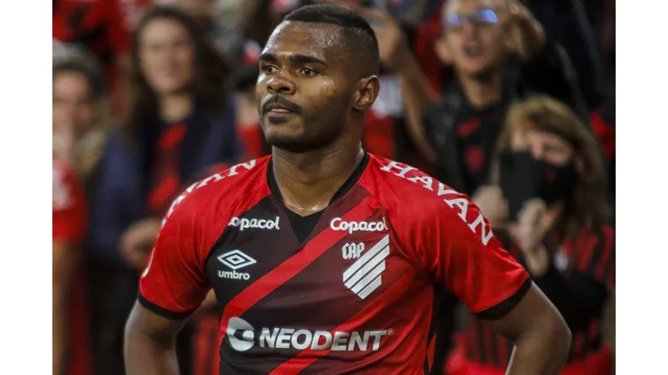 Nikão jogador do Athlético-PR