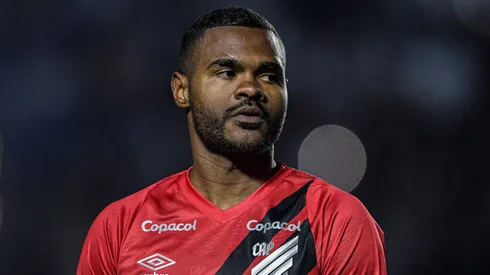 Nikão, jogador do Athletico-PR, durante partida contra o Vasco em São Januário pelo Campeonato Brasileiro.
