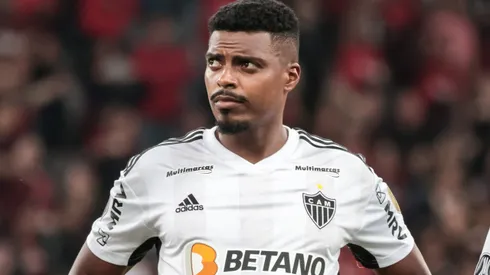 Jemerson jogador do Atletico-MG durante execucao do hino nacional antes da partida contra o Athletico-PR no estadio Arena da Baixada pelo campeonato Libertadores 2023. Zagueiro pode ser nova baixa