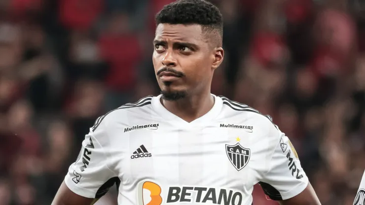 Jemerson jogador do Atletico-MG durante execucao do hino nacional antes da partida contra o Athletico-PR no estadio Arena da Baixada pelo campeonato Libertadores 2023. Zagueiro pode ser nova baixa