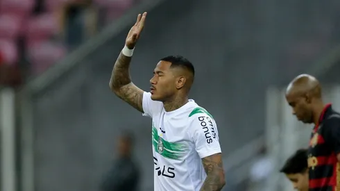 Zé Gabriel, jogador do Coritiba, durante partida contra o Sport na Arena Pernambuco pelo Campeonato Brasileiro da Série B.