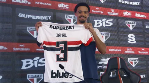 Apresentação de Jamal Lewis, novo lateral do São Paulo, no CT da Barra Funda
