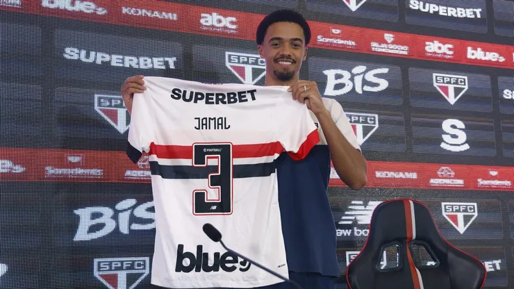 Apresentação de Jamal Lewis, novo lateral do São Paulo, no CT da Barra Funda