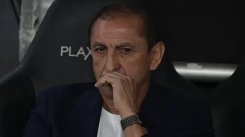 Ramón Díaz, técnico do Corinthians, durante partida contra o Botafogo no Nilton Santos, pelo Campeonato Brasileiro.