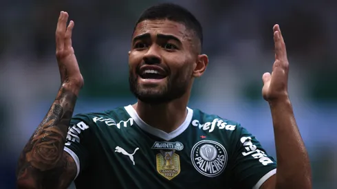 Bruno Tabata jogador do Palmeiras reclama com a arbitragem durante partida contra o Sao Paulo no estadio Arena Allianz Parque pelo campeonato Paulista 2023.