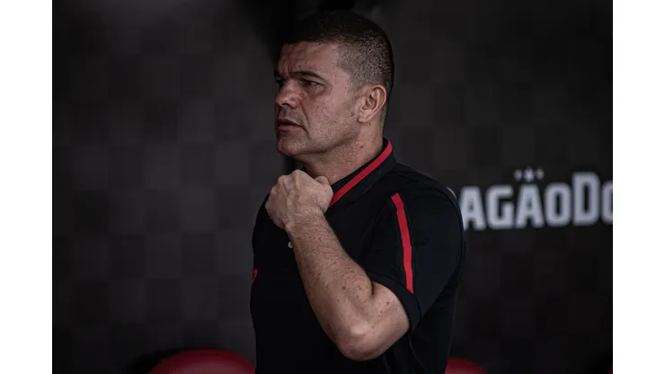 Umberto Louzer durante confronto contra o Vitória no Campeonato Brasileiro de 2024.
