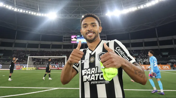 Foto: Vitor Silva/Botafogo - Vitinho durante confronto contra o Corinthians no Brasileirão de 2024.