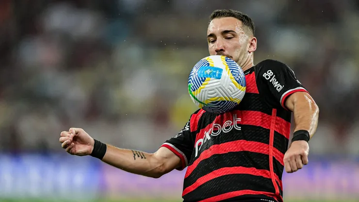 Léo Ortiz, jogador do Flamengo, durante partida contra o Bahia no Maracanã, pela Copa do Brasil.
