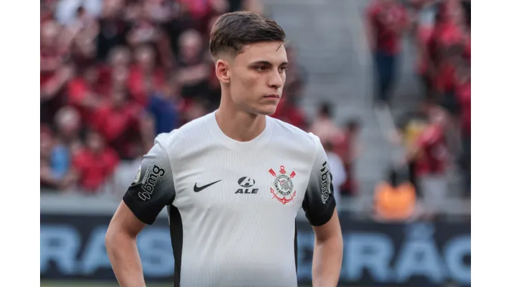 Bidon durante confronto contra o Athletico-PR no Brasileirão 2024.