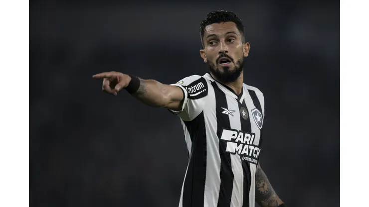 Alex Telles durante confronto contra o Corinthians no Campeonato Brasileiro de 2024.