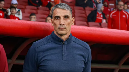 Vojvoda, técnico do Fortaleza, durante partida contra o Internacional no Beira-Rio, pelo Campeonato Brasileiro.