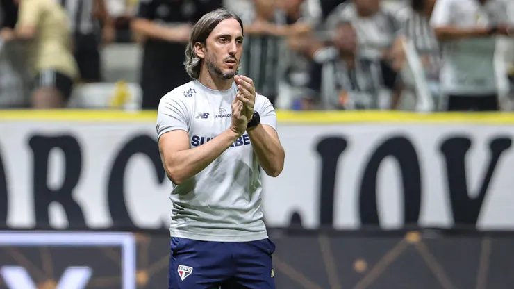 Zubeldía, técnico do São Paulo, durante partida contra o Atlético-MG na Arena MRV, pela Copa do Brasil.