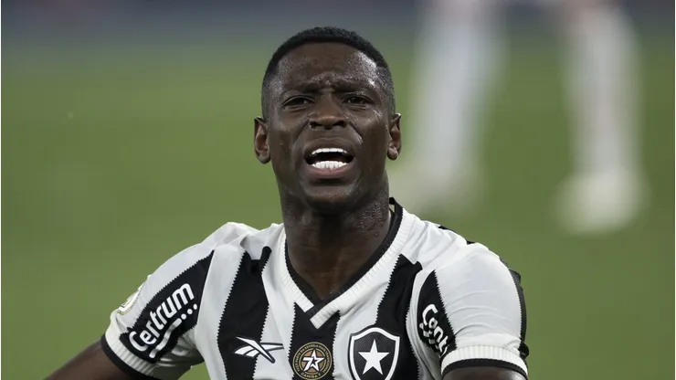 Luiz Henrique vira alvo de polêmica no Botafogo.