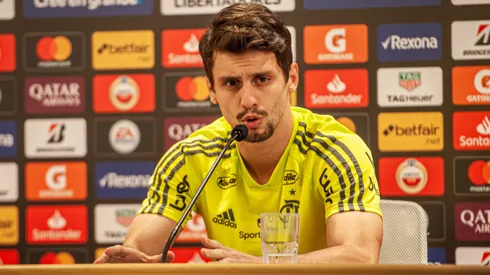 Rodrigo Caio (camisa 03) do Flamengo durante coletiva de imprensa antes do treino da equipe no CT Ninho do Urubu