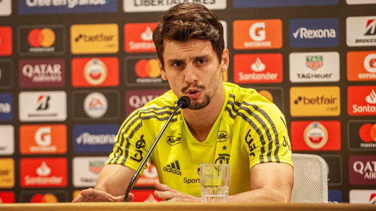 Rodrigo Caio (camisa 03) do Flamengo durante coletiva de imprensa antes do treino da equipe no CT Ninho do Urubu